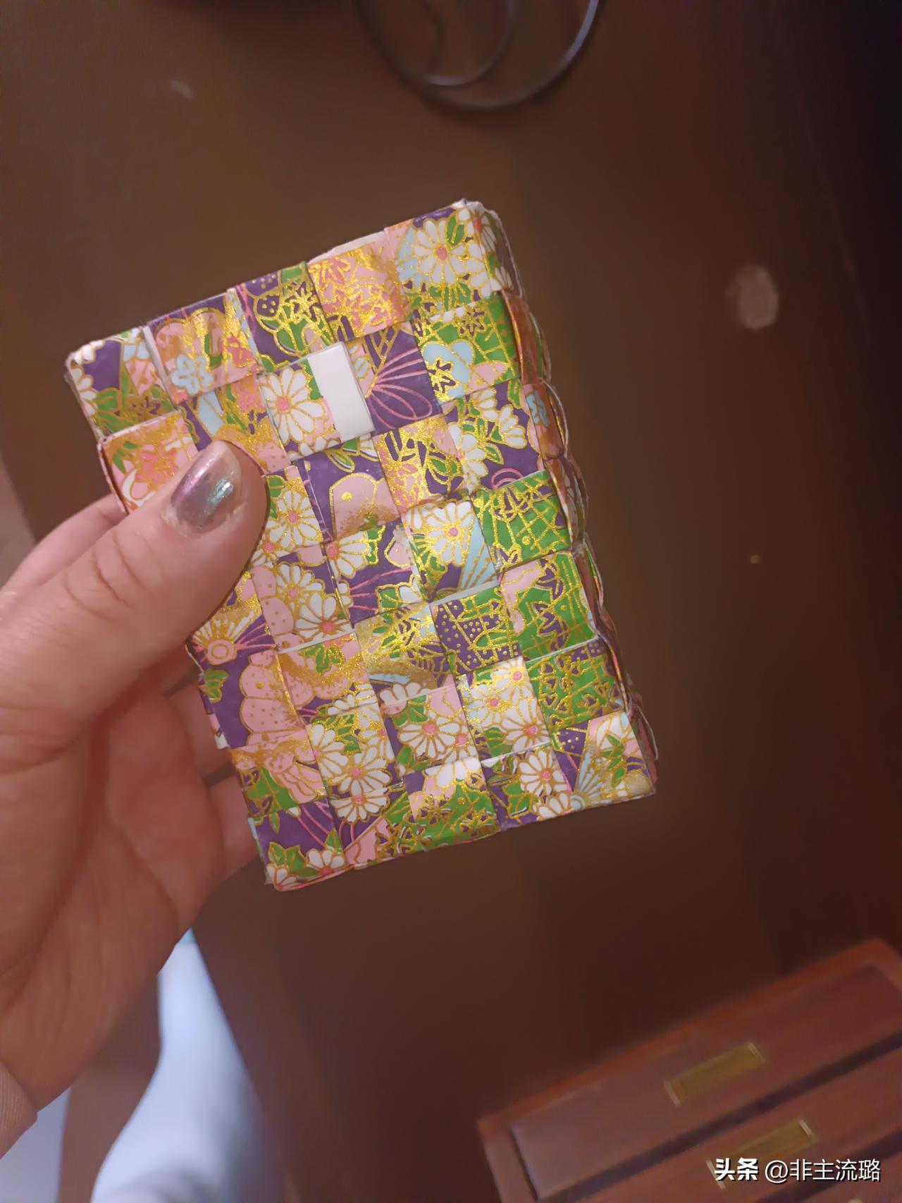 今天做了纸盒，编制和风纸，纸不便宜，3块一张，用了两张大概，编了2到3个小时终于