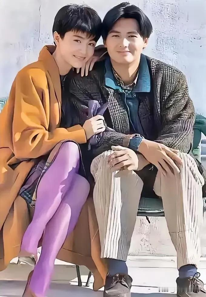 这张八十年代的同框照里，两人宛如兄妹，颜值堪称逆天。右边周润发icon，左边穿搭