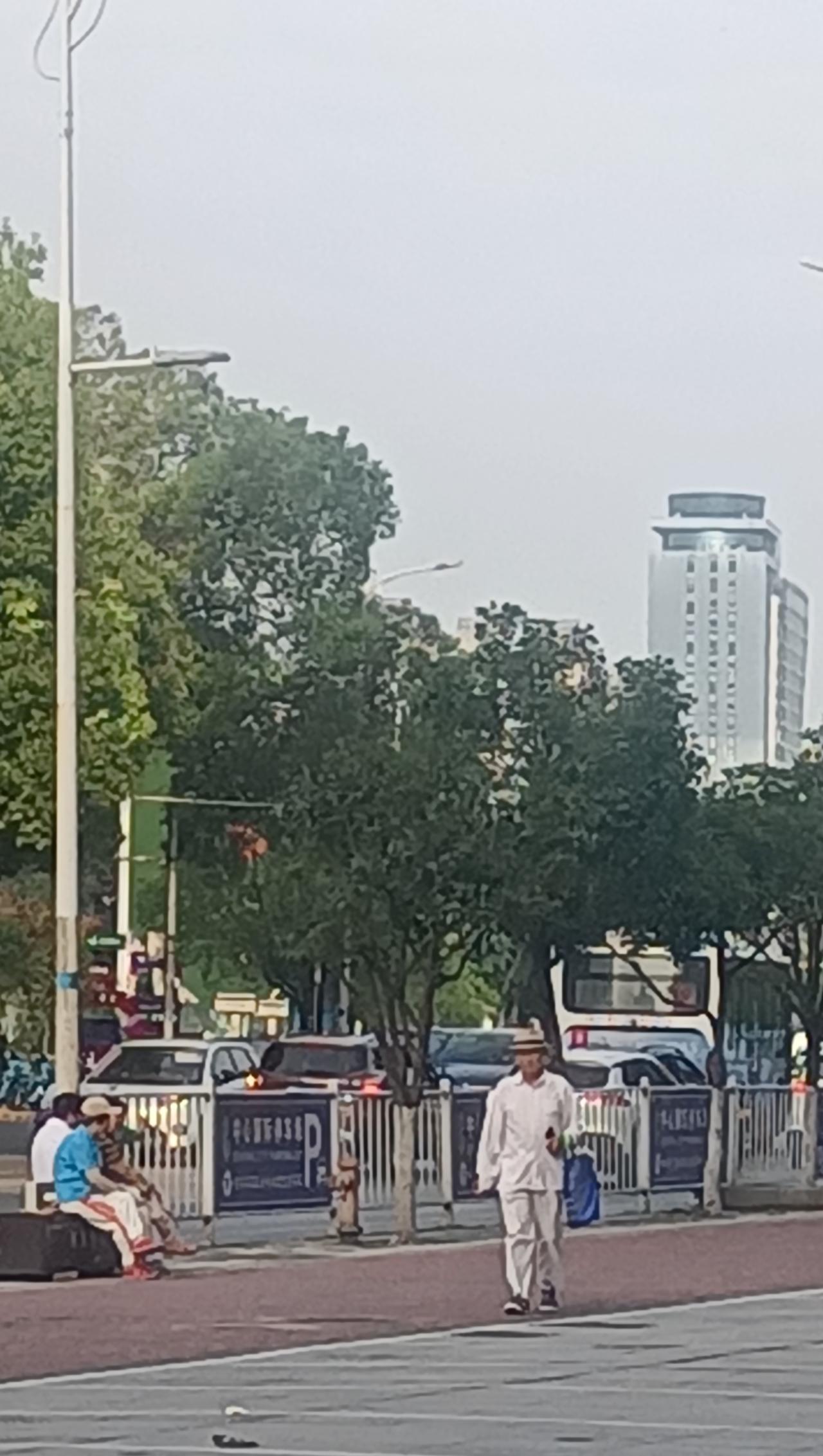 【夏之韵·街拍：穿中国传统民族服装的帅锅】记录我的2026
晨光熹微，凉风习习。