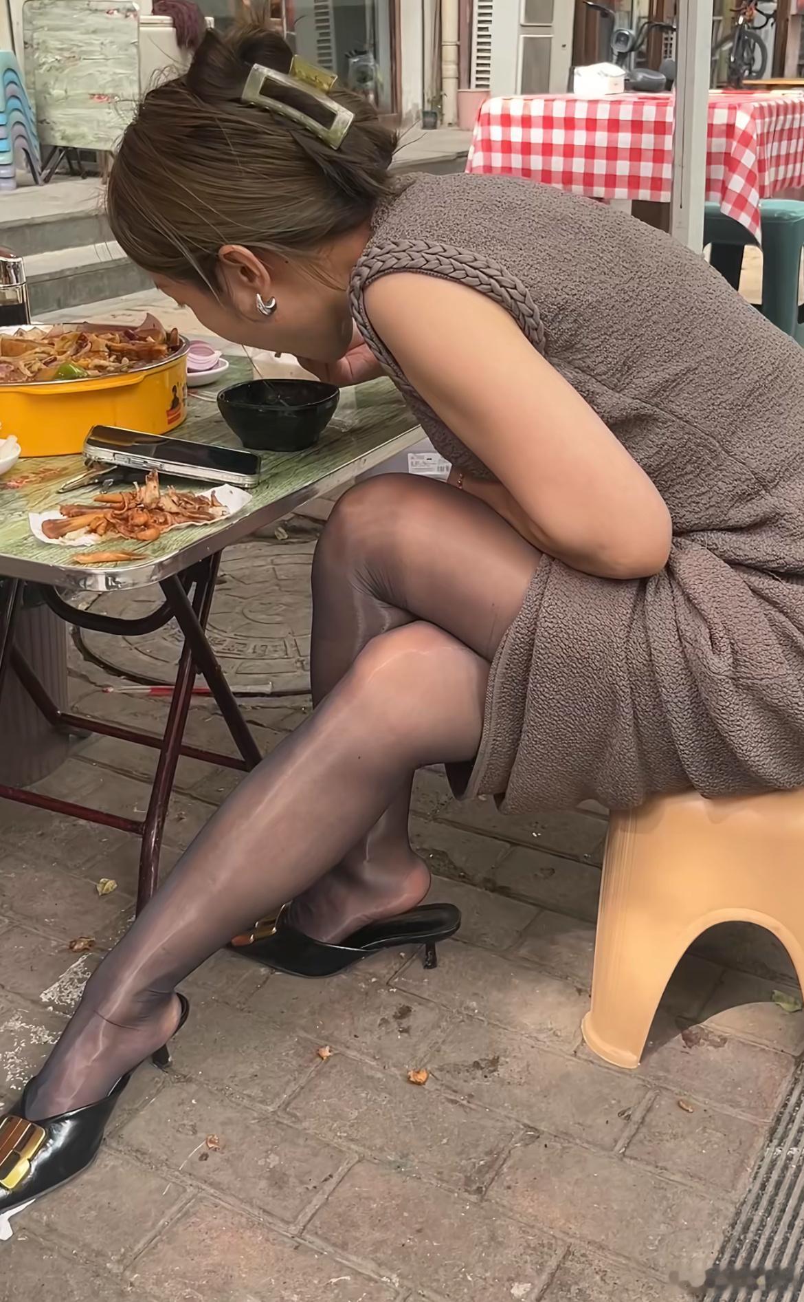 陪黑丝高跟阿姨吃饭 