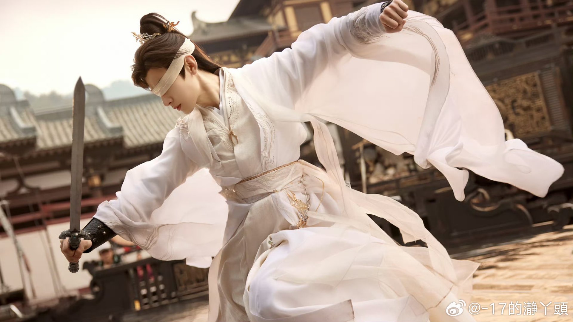 成毅天地剑心cy成毅王权富贵他那双眼，宛如深邃的湖泊，倒映着坚定与智慧；他那笑容