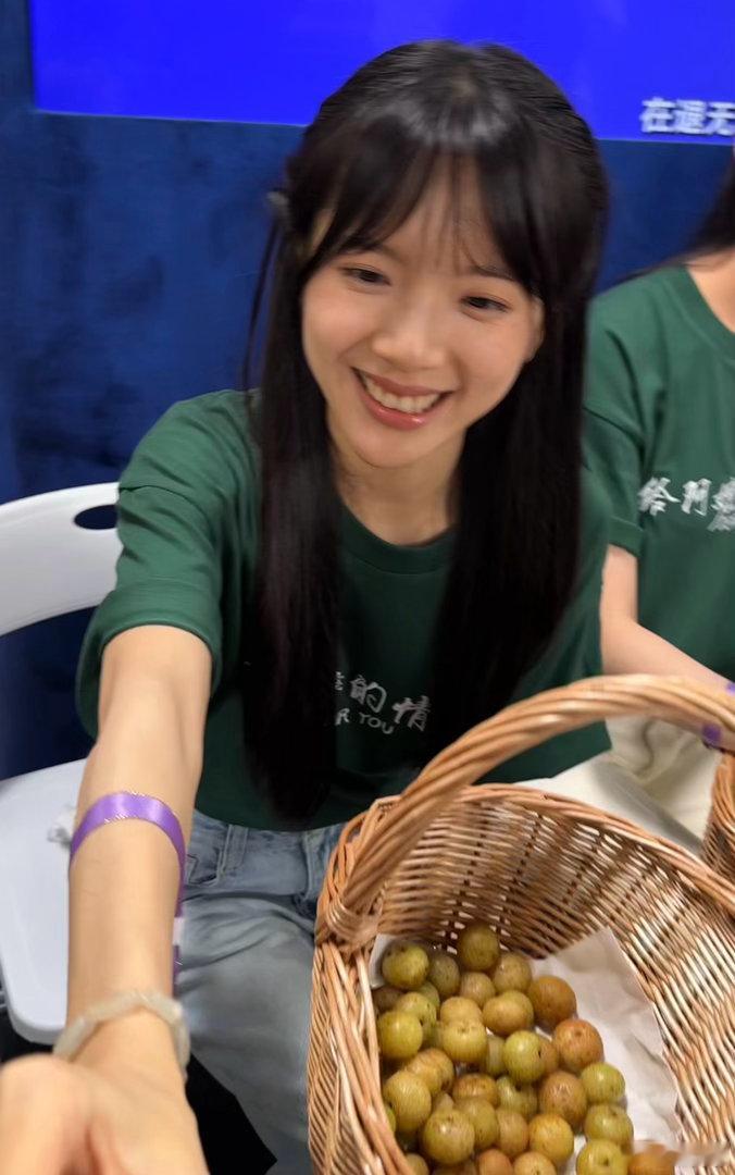 李思潼被夸漂亮就甜甜地笑让李思潼帮忙挑油柑，她直言挑了个颜值出众的。一句“和你一
