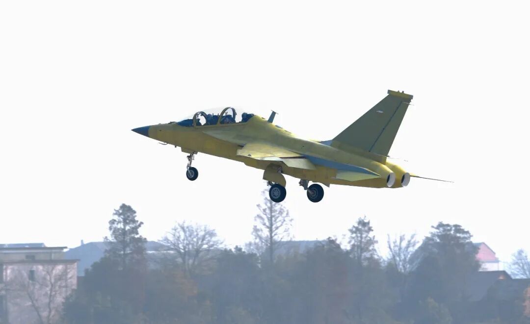 1月6日，航空工业洪都多型飞机顺利完成新年第一飞。 