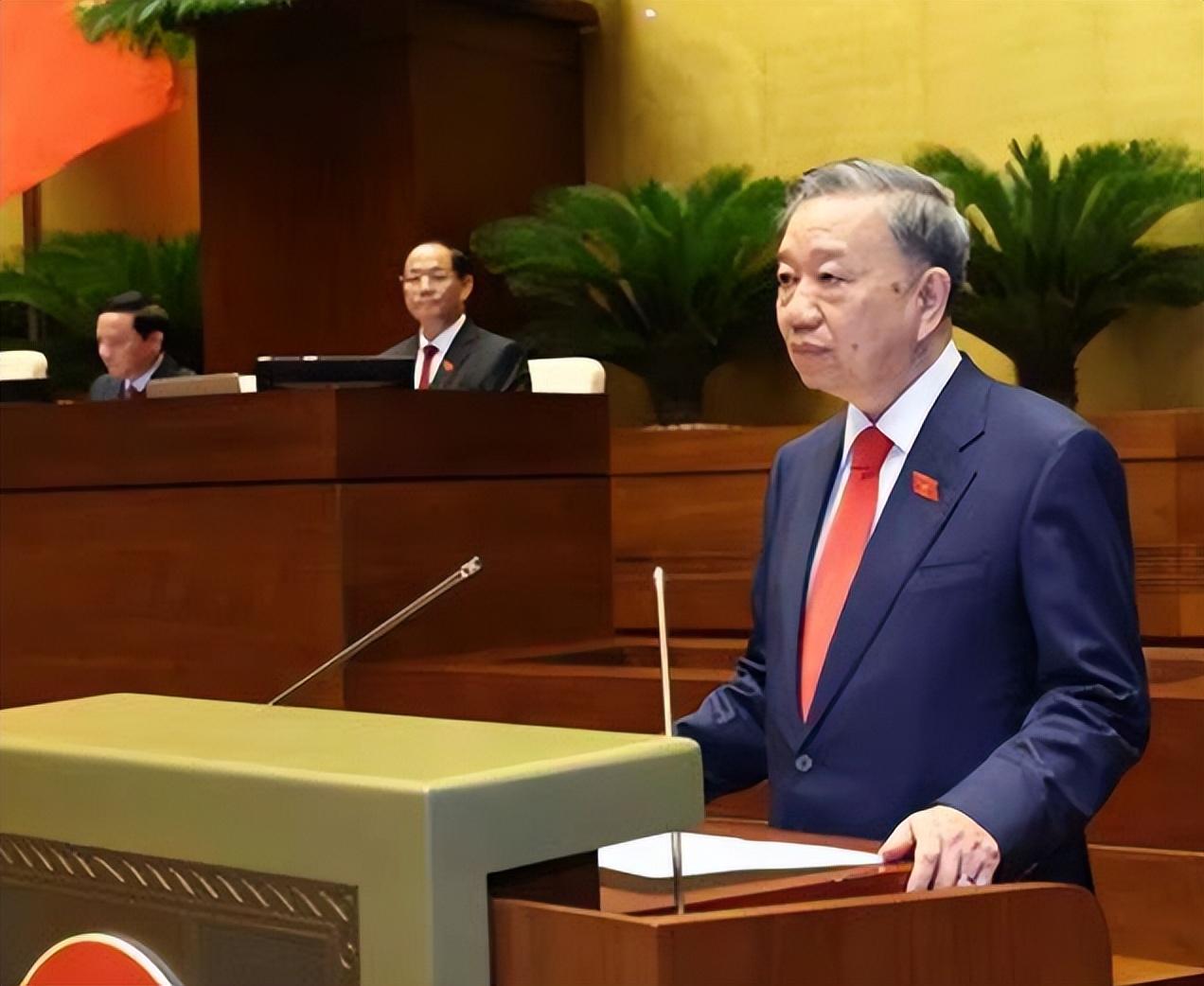 越南知道中国强大了。他非常害怕。害怕的是占领中国南海所有的岛礁，怕中国给他收回来