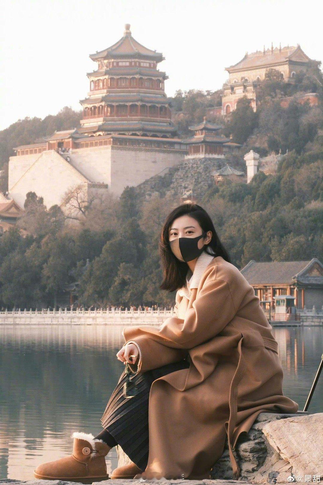 景甜遛弯打卡颐和园  是谁还没有看过景甜遛弯打卡颐和园的这组美照呀，让我们也都能