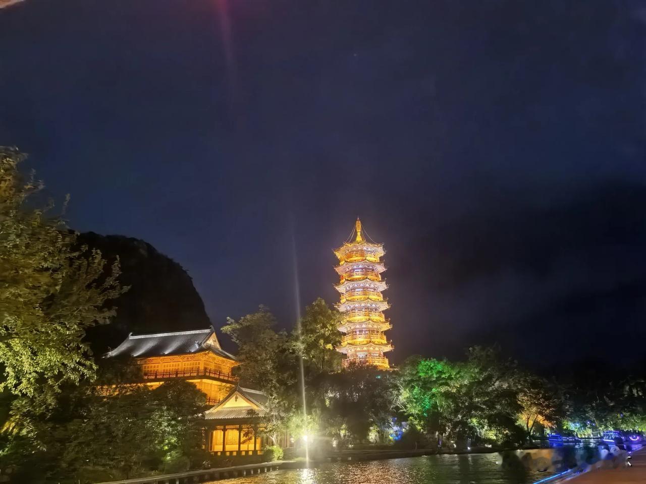 七律·桂林山水入画卷
漓桃汇处画屏开，
秀岭参差抱水回。
漓岸峰高摇竹翠，
桃溪