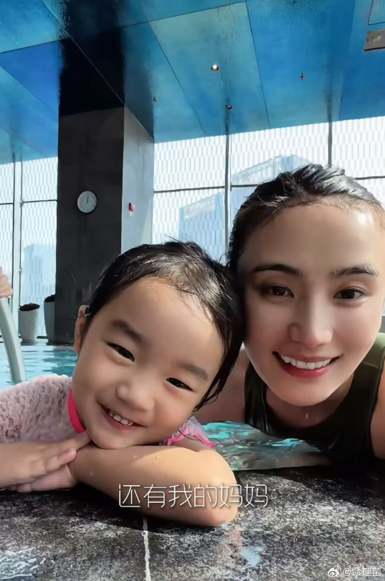 李亚鹏海哈金喜4岁女儿近照长得像妈妈 挺好 多才多艺的 