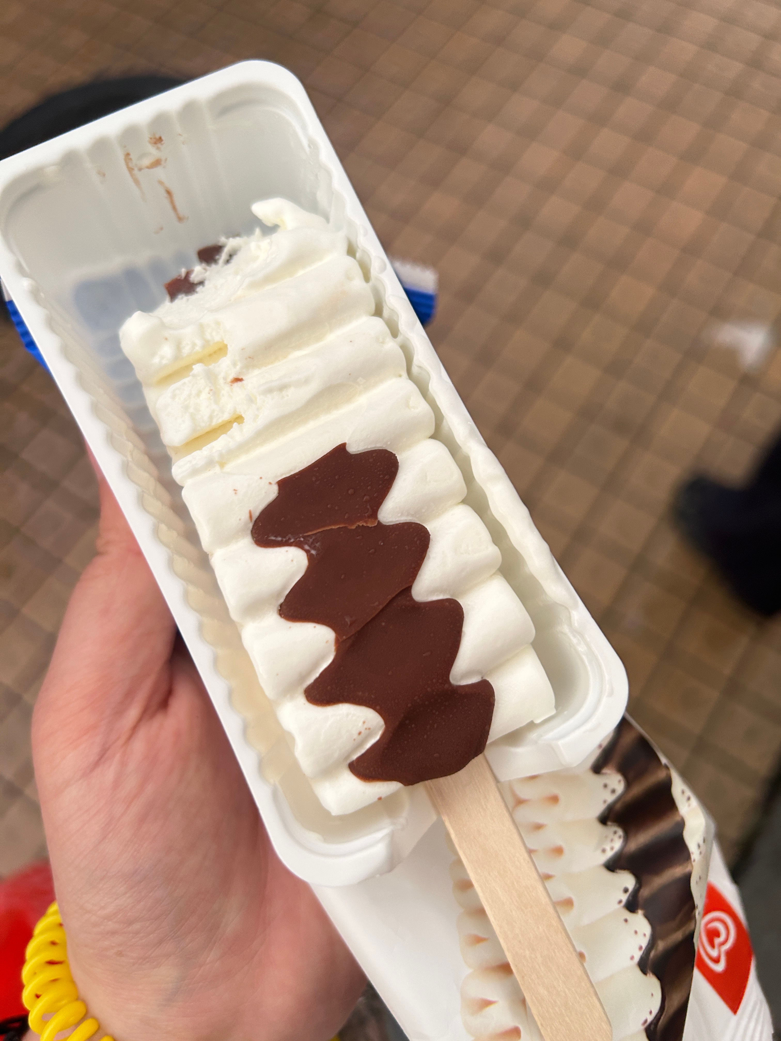 咋能吃到人家腿上呢