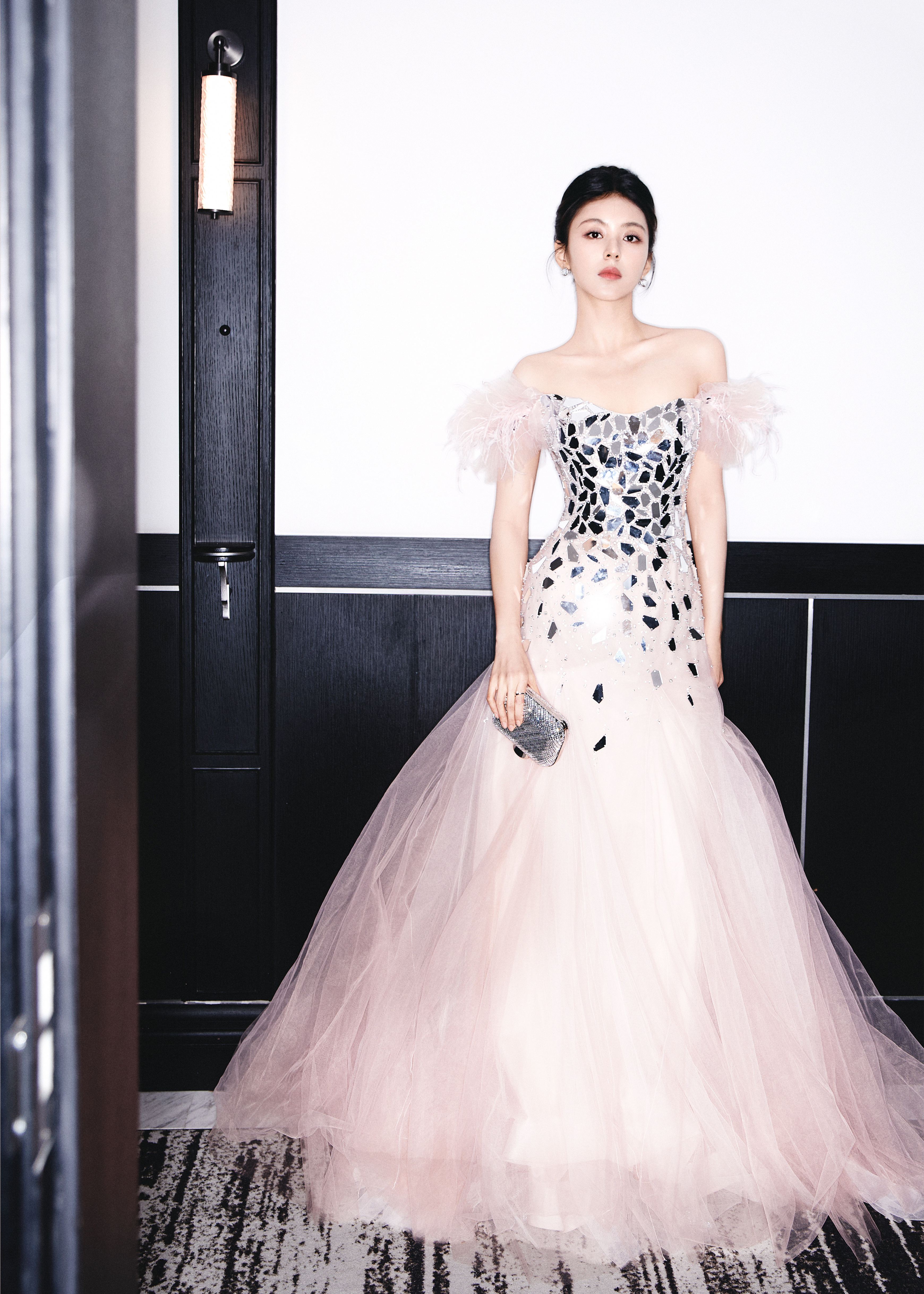 #阎必果亮片长裙# 天啦今天鹅剧派对发现一位新妹妹。在长安的荔枝中饰演蓝玉的一袭