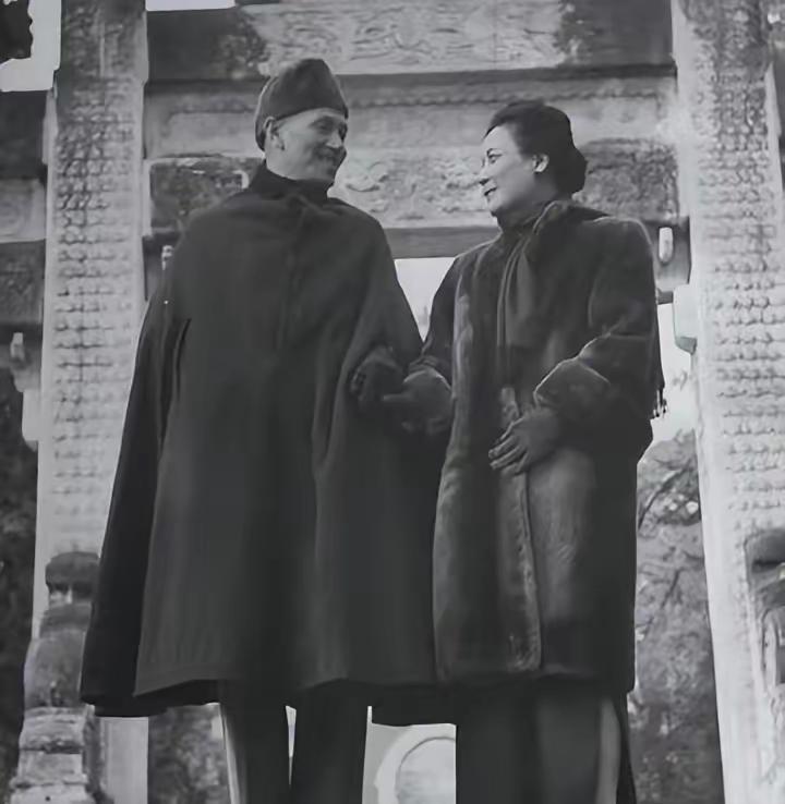 1946年戴笠葬身火海，蒋介石赶到现场只看了一眼焦尸，转身就盯着宋美龄问了句：“