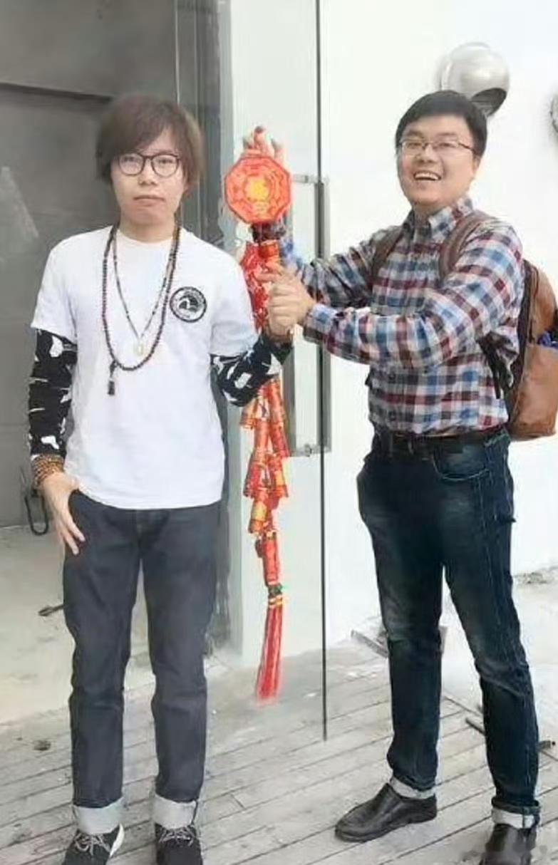 时代峰峻前老板这下惹到真饭圈了百厨大战 四代少年刚好赶上突围团建，这边前老板在厨