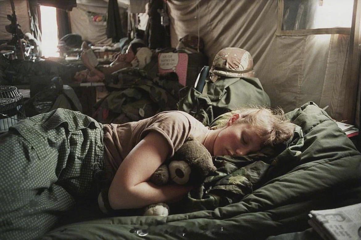 照片中的历史 1991年2月22日，在“沙漠风暴”行动期间，美国陆军第五野战医院