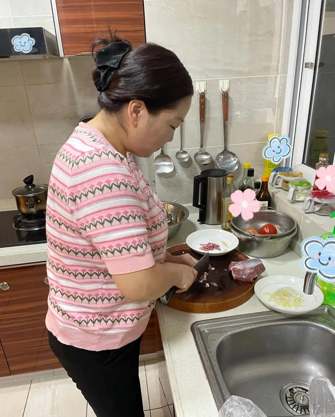 我父母家里，这已经是请的第四位保姆了。
第一位，不管冬天夏天，坚持每天必须洗澡，
