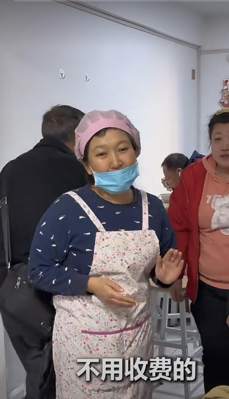 辽宁丹东，一家小饭店来了15个人吃饭，吃完饭后要结账，老板娘说什么都不收钱，还说