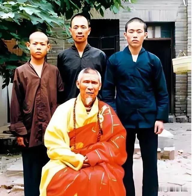 释永信翻车记！从永信路到失信路，曾经的方丈商业帝国塌房了！
一、收购全村的佛系开
