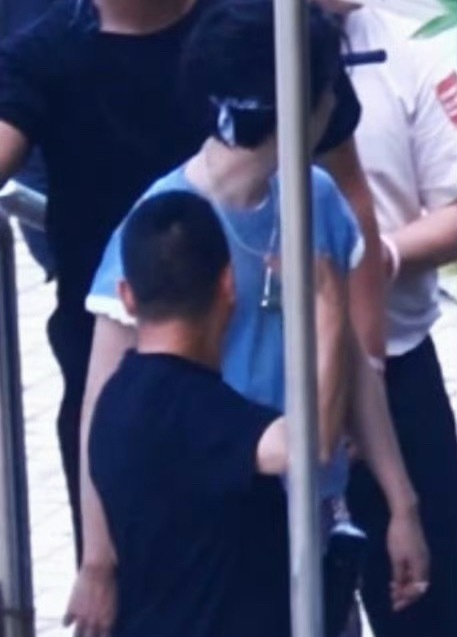 你们太过分了我要给贺峻霖申冤，其实贺峻霖是因为手太瘦手腕骨头突出形成的阴影，不是