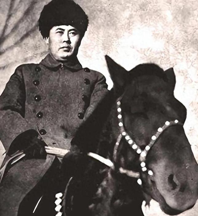 1948年12月，傅作义手握约25万大军，却只有约8万是自己的嫡系。剩下约17万