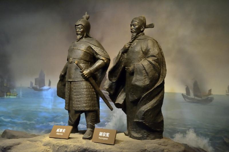 戚继光的“夫人阅兵式”

戚继光被悍妻追打，部下列阵举刀震慑。夫人进帐怒喝：“想