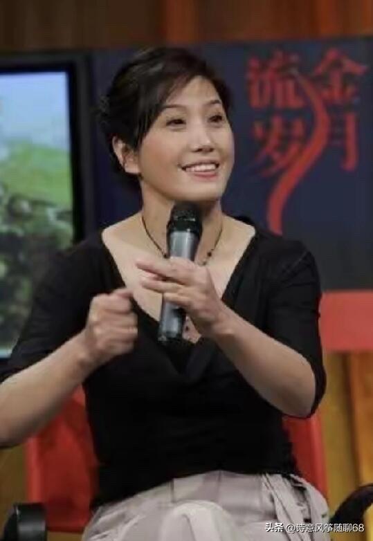 这位拿着话筒的女演员，大家是否觉得特别眼熟？她不是像龚雪、朱琳那样一眼惊艳的美女