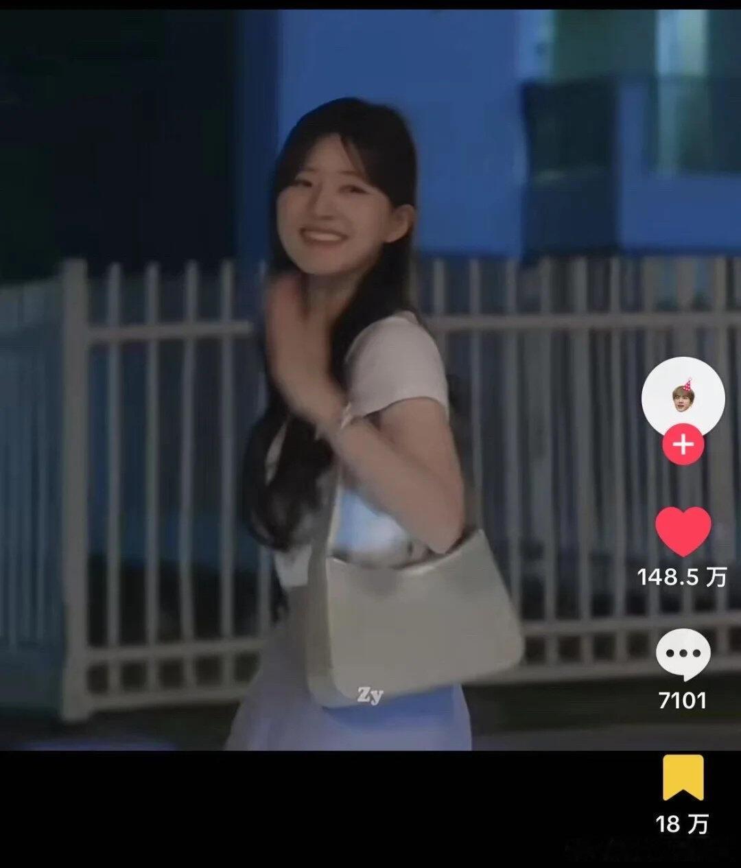 离开大眼赵露思发现外面根本没有雨～海外抖，🌹Tiktok偷偷藏不住点赞百万～ 