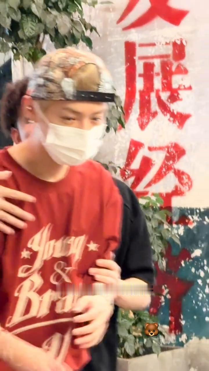 鹿晗现身成都某家火锅店吃饭。
鹿晗你的善良不应该被当成理所当然。起因是7月1日，