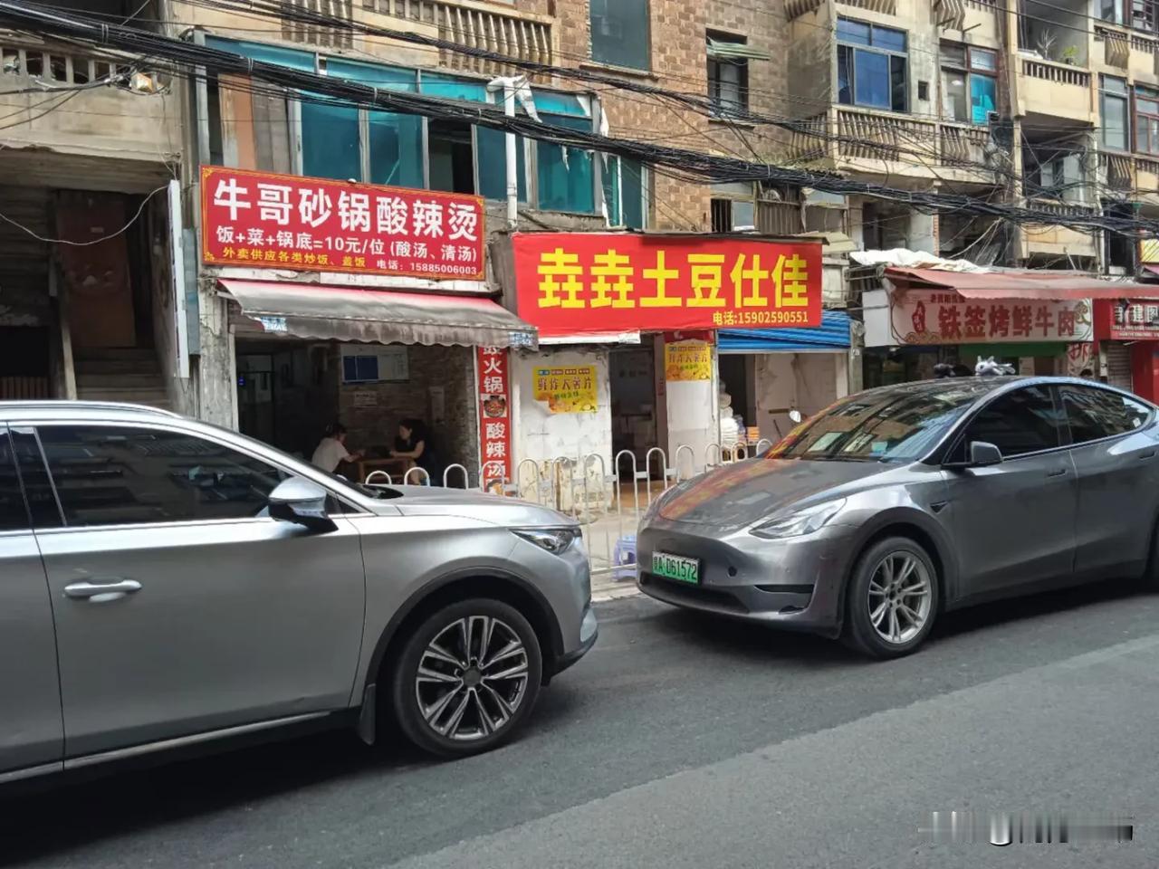 下午坐在这吃饭，别人问我对面那个字念什么？我真无语，确实不知道“三个土”念啥，也