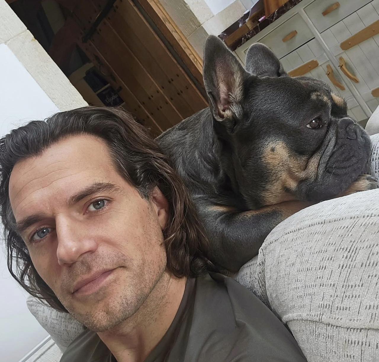 Henry Cavill 发布最新自拍，感觉没那么好看了。