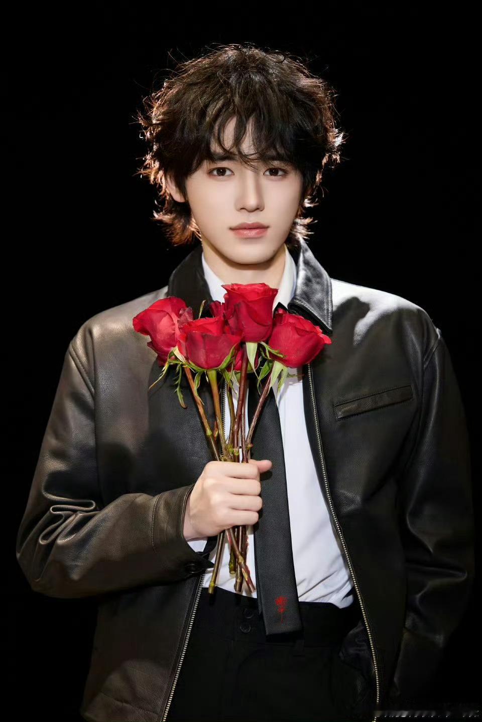 宋亚轩情人节玫瑰花9宫格宋亚轩情人节玫瑰花大片玫瑰和他，都是今日限定。九宫格盛不