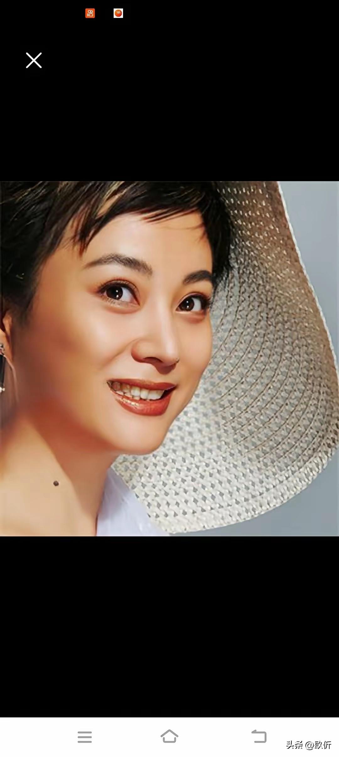 内地十大歌坛天后今昔对比。

那英：乐坛常青树。她是这些人里到现在还最活跃的一个