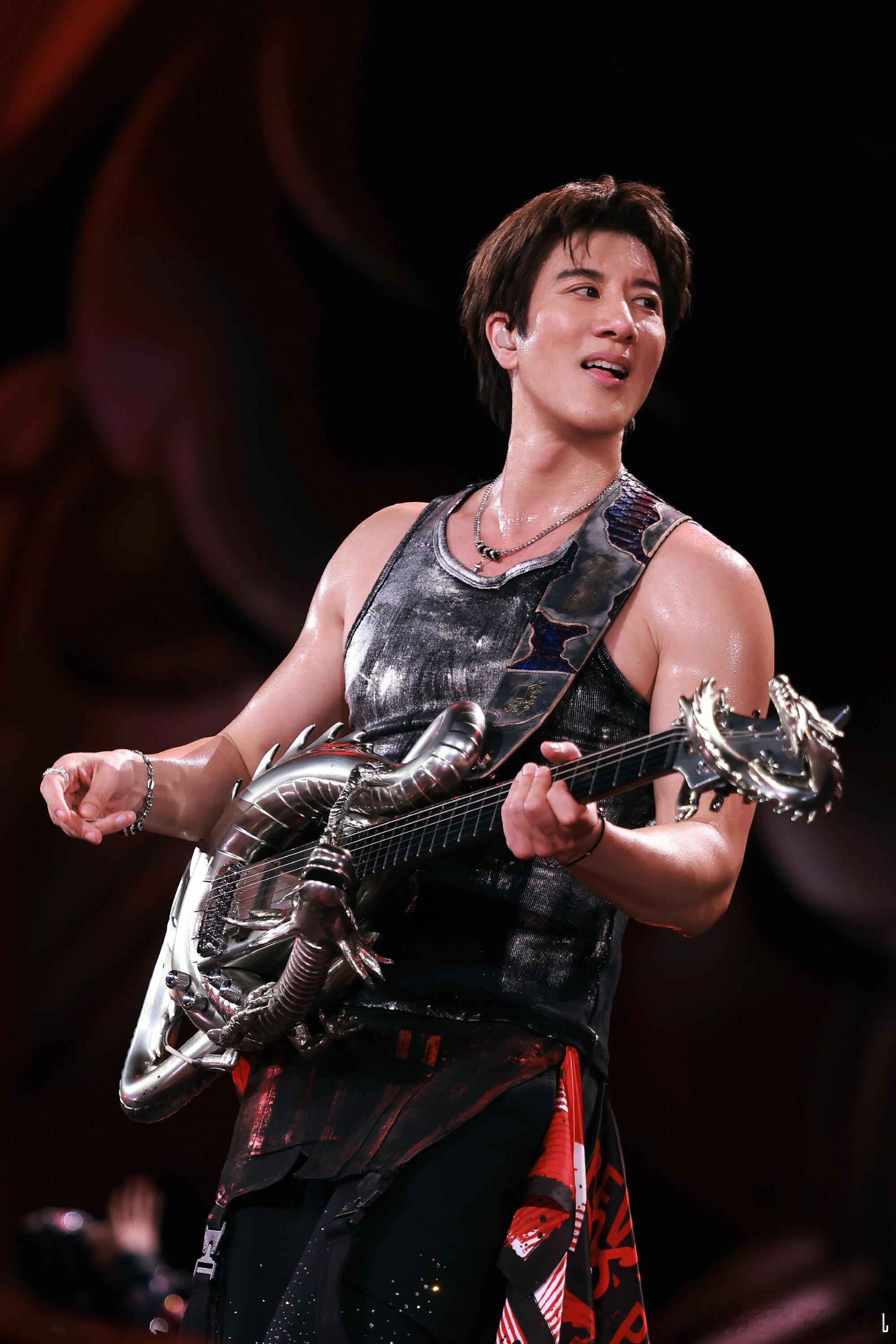 王力宏越热越hot王力宏演唱会富有且慷慨 导播真的太会了，专门切二哥弹吉他的手部