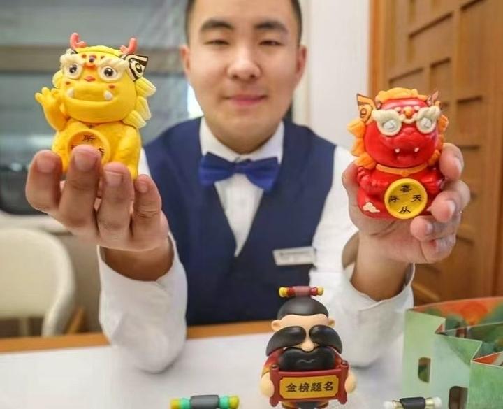 春运大幕即将拉开，“好客山东·齐鲁1号”旅游列车化身为一座移动的“年货大集”。自