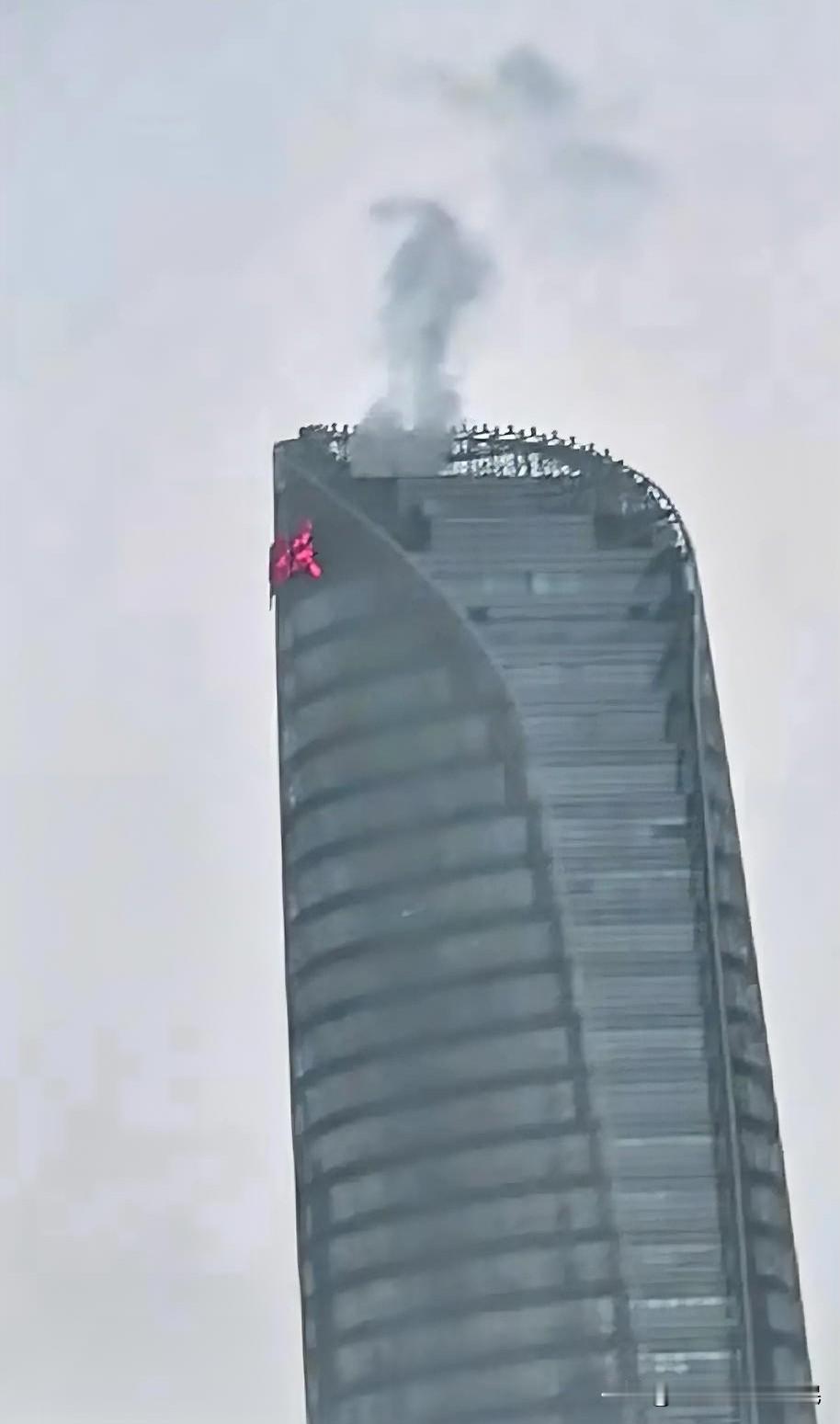 11月4日成都，双子塔帽烟，空调外机疑似起火，红红一片。大楼上烧火取暖，就好比杀