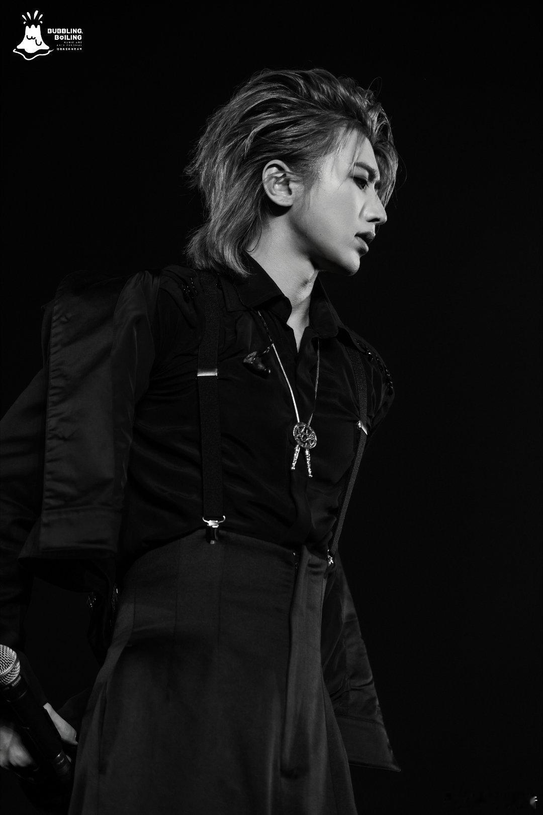 KUN的新加坡舞台，是一场先锋C-pop的极致展演。七首作品如同七种情绪切片，在