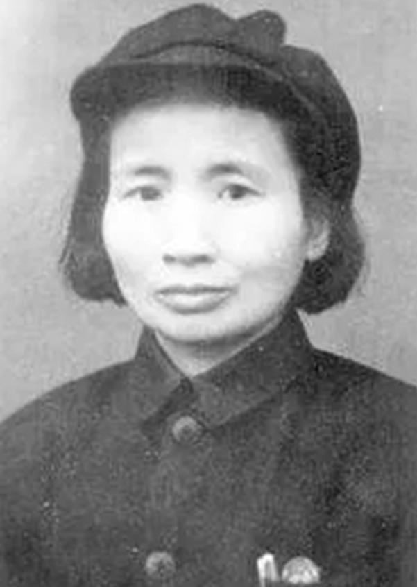1932年，地下党钱瑛撤退时不幸被捕，她为了不暴露身份，借口肚子疼要去上厕所趁此