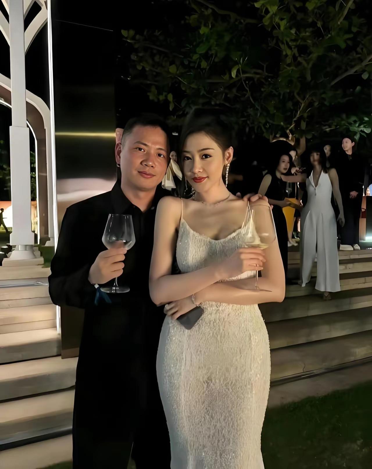 张天爱这身材，
就属于老一辈经常说的，
好生养的那种吧，
如果真是这样，
希望她