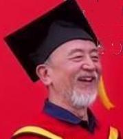 近日，演员王劲松以特邀嘉宾身份出席高校毕业典礼，为毕业生拨穗。
拨穗仪式上，他耐