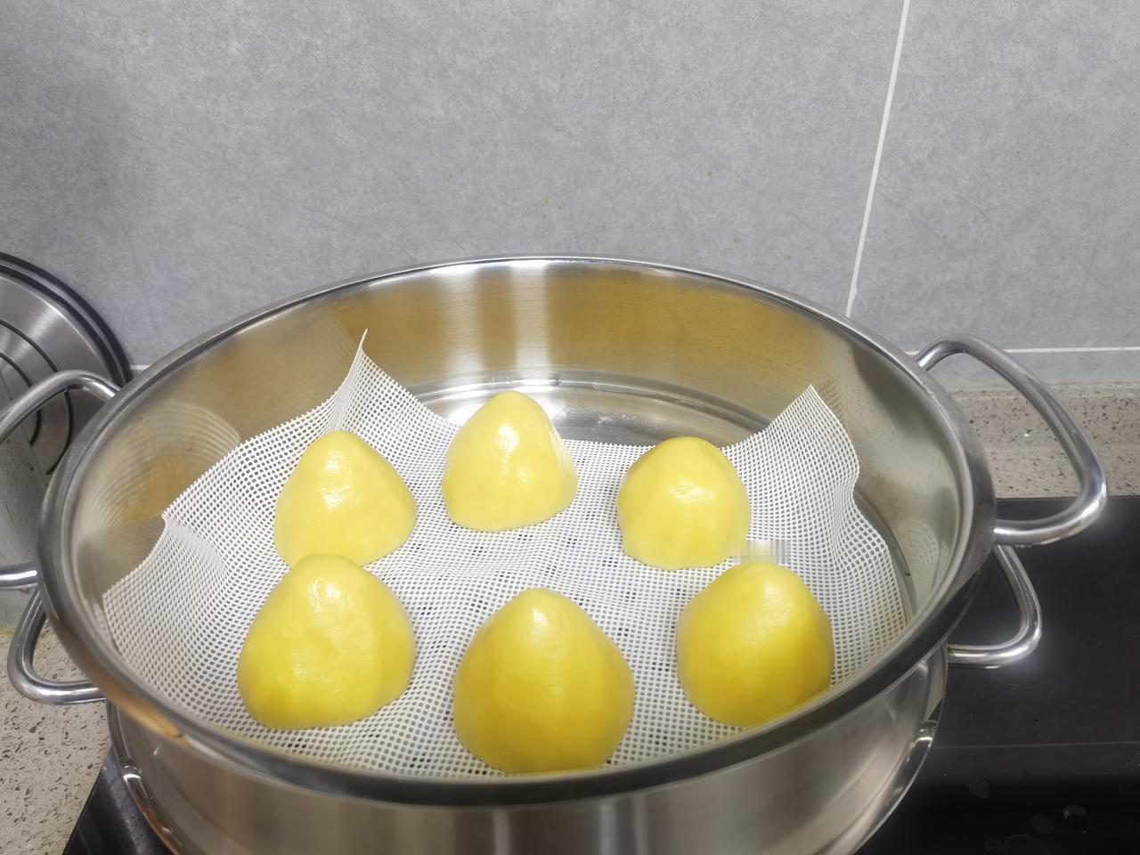 金盏盛玉液，玉液润金盏。
这就是真实的蒸窝头！