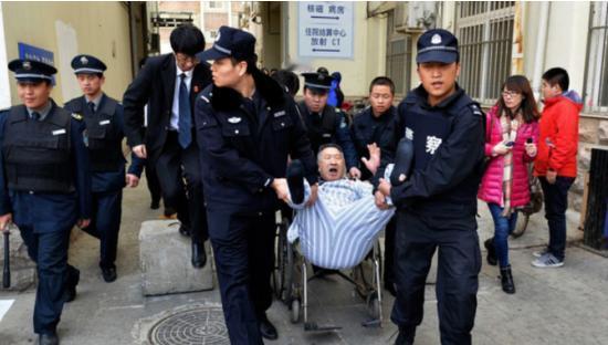 2015年，在京煤集团总医院霸占了病床3年的“钉子户”，被法院强制腾退床位。然而