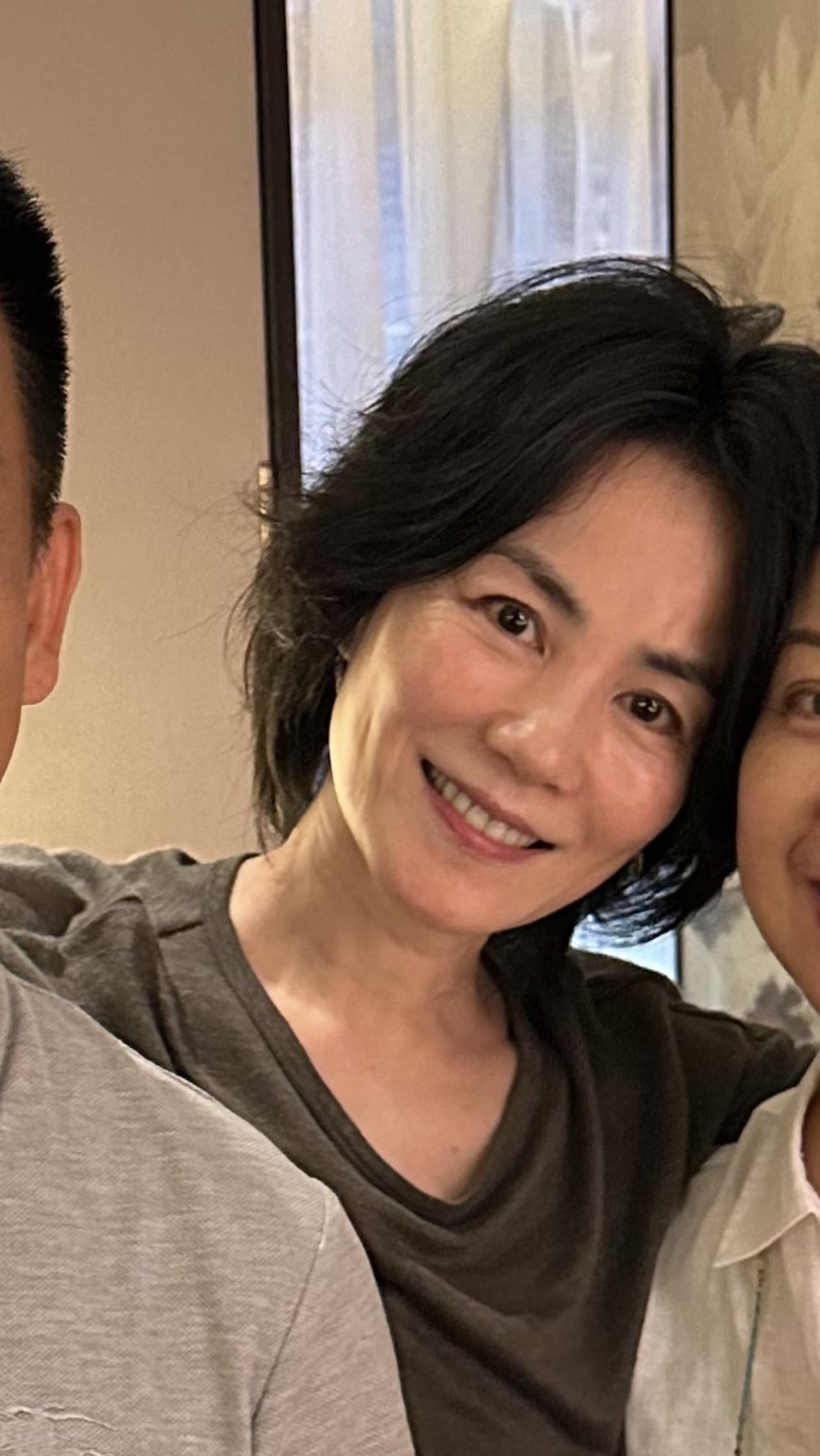 57岁王菲素颜和朋友聚会，喝了点酒脸红扑扑的，她也老了。

7月6日，有网友晒出