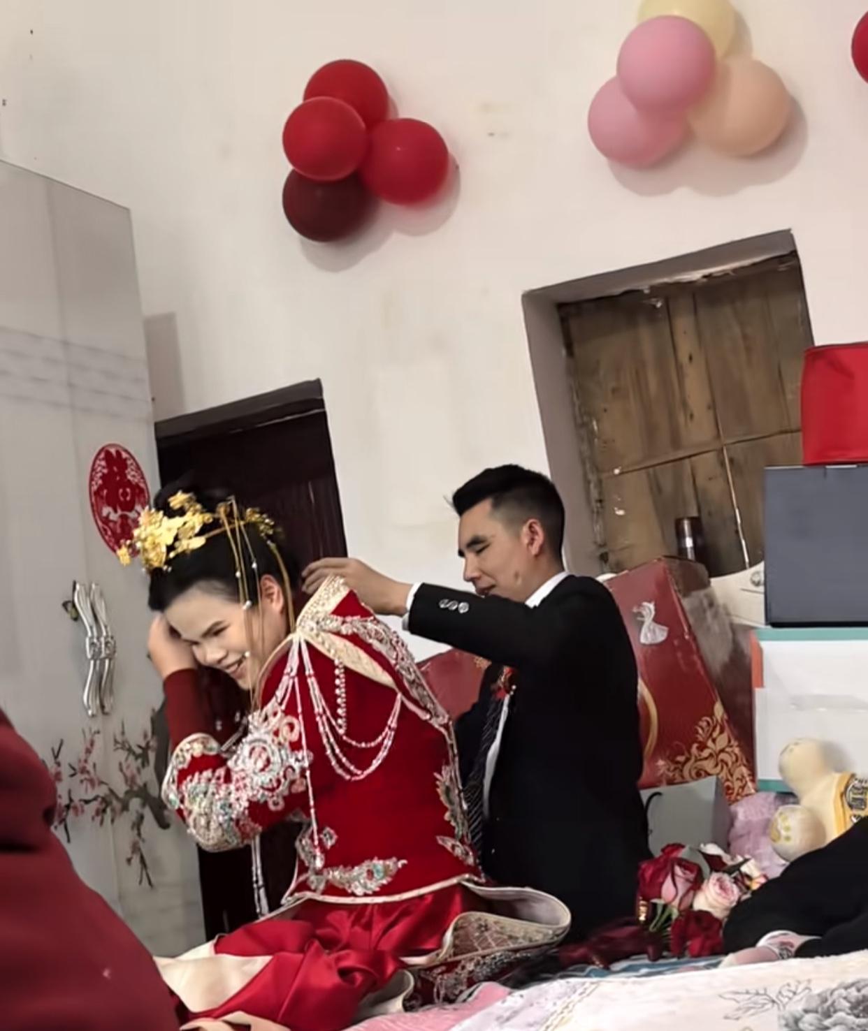 贵州毕节有这样一场特别的婚礼，现场一对新人让人久久不能平静。

新郎新娘都是先天