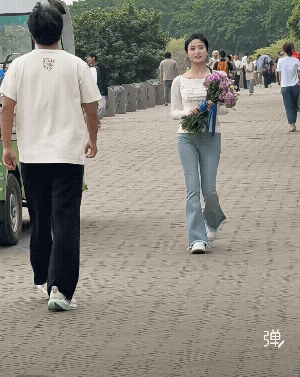 给陌生人送花，这束花会不会误了小伙一生的幸福！