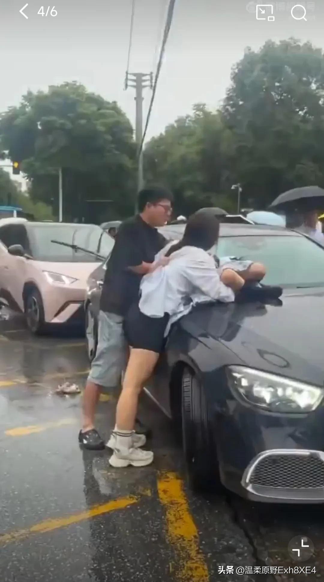 大雨天，大学门口，原配开车跟踪、追尾迈巴赫。为了逼老公跟小三分开，将5岁的女儿放