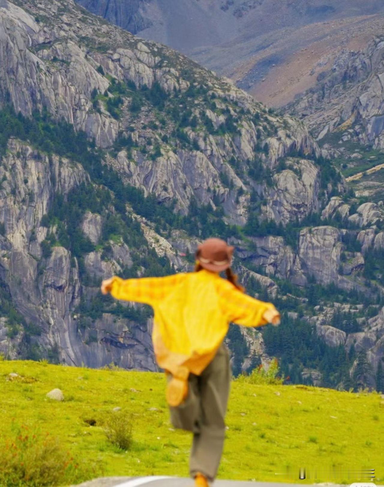 为什么人越旅游越健康
旅游是现代人最划算的健康投资
你爬的每一座山
都在锻炼心肺