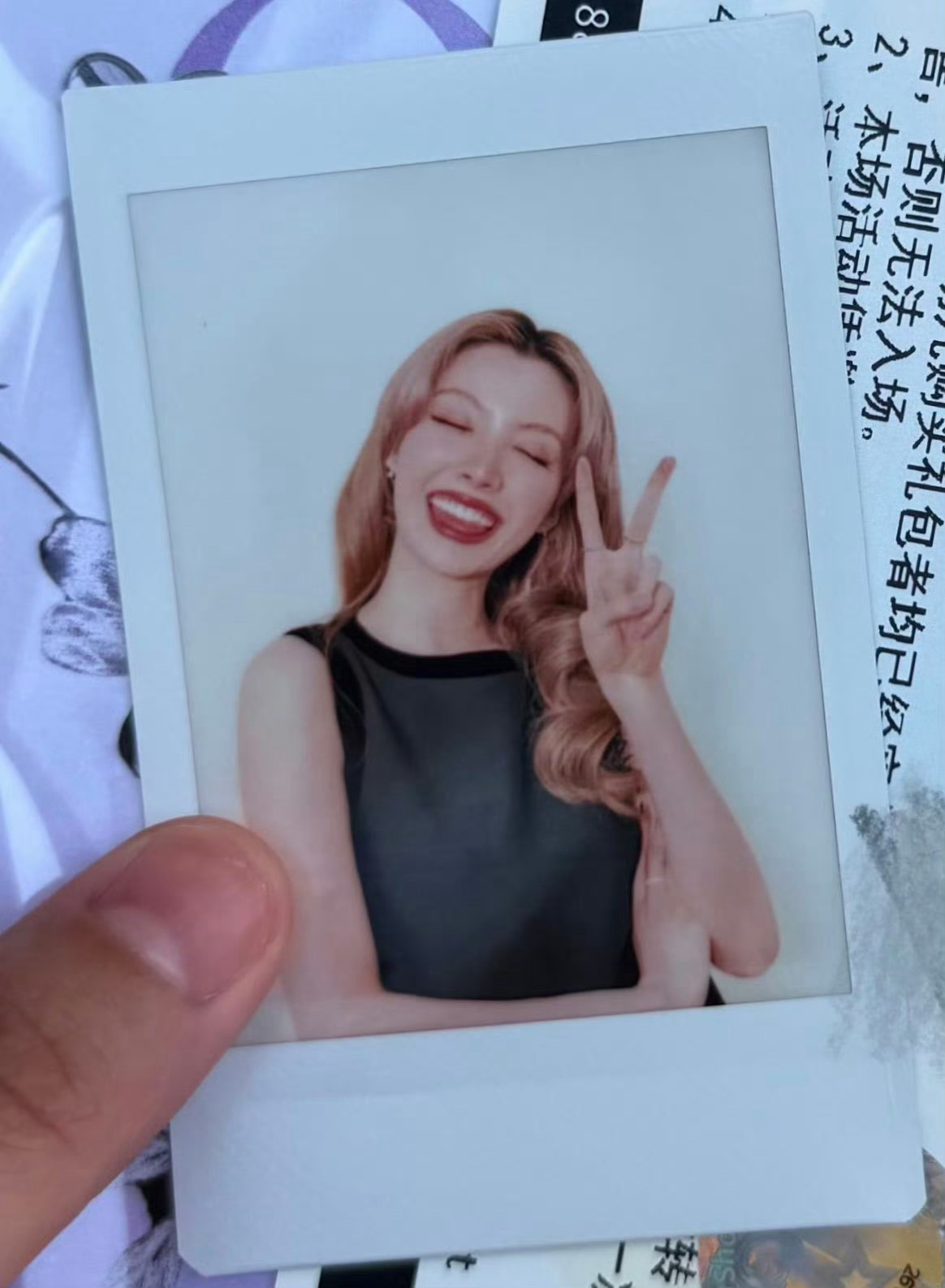 邝邝毛毛3zaaap综艺上拍的拍立得，你们小情侣不要在搞情侣拍照姿势了，在我们村