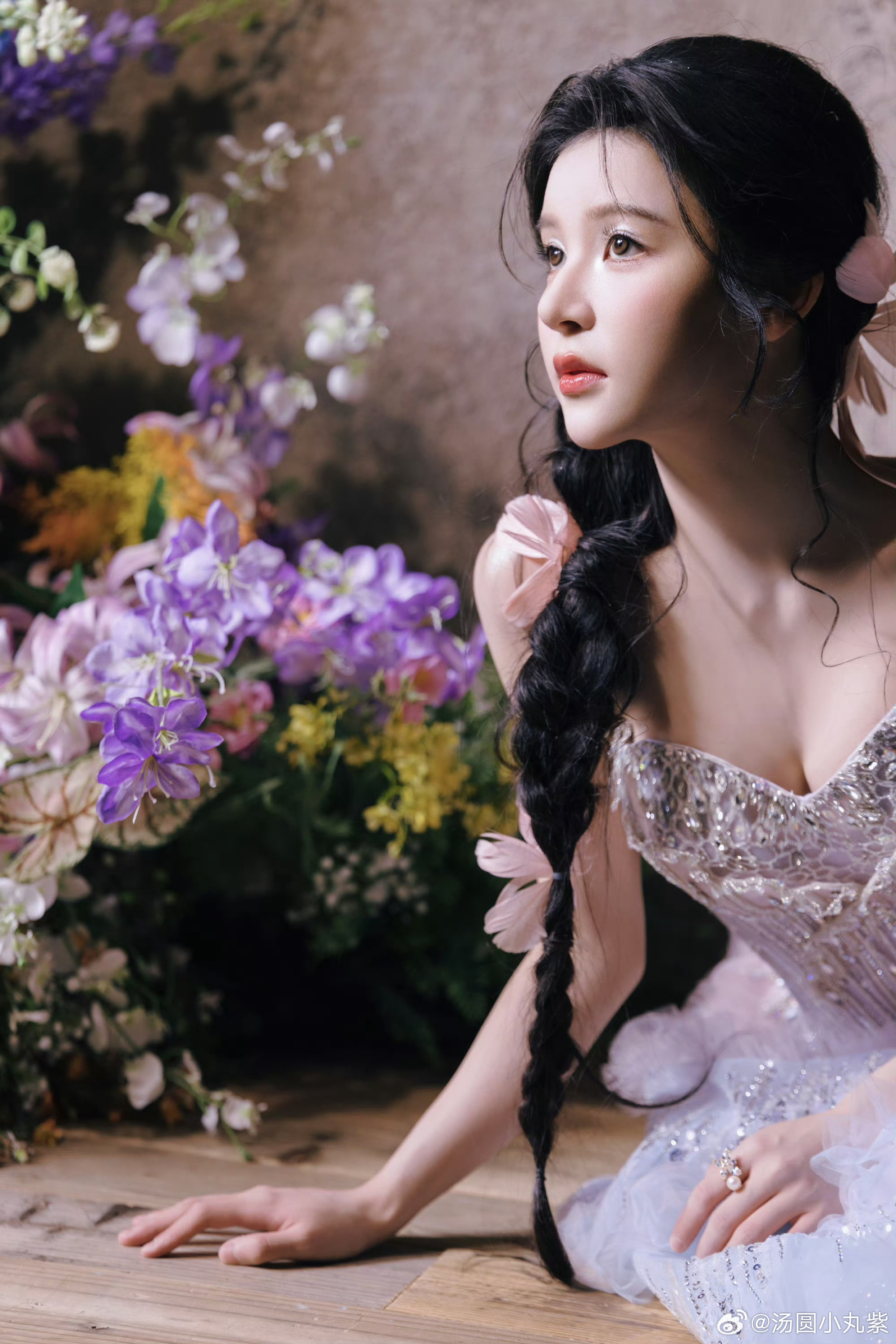 饶嘉迪 人鱼公主上岸了侧边的麻花辫点缀着淡粉色羽毛，灵动又俏皮就像刚从深海里上岸