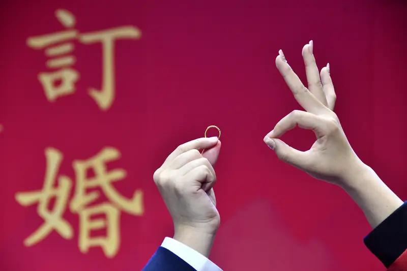 你觉得彩礼应该出多少才合适 彩礼给多少合适，这事还真没个准数。像一线城市，10万