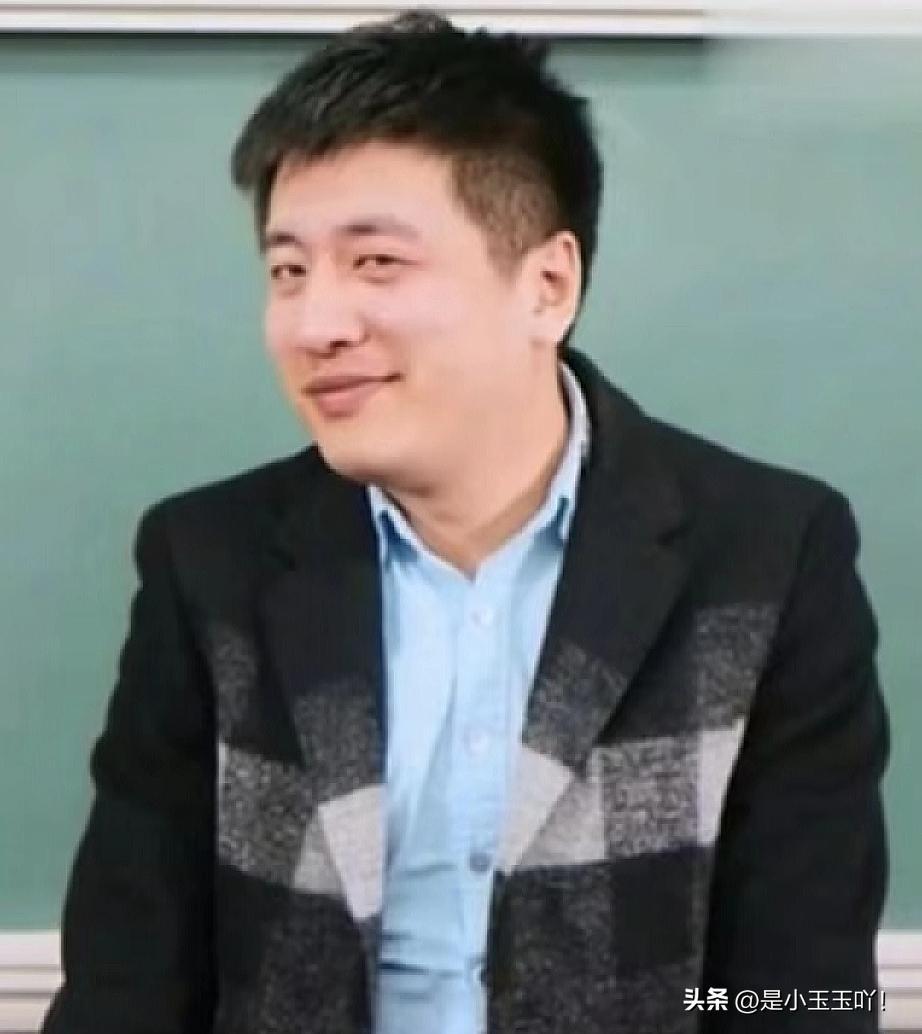 从面相看张雪峰的健康：

脸色红润，语言快速，眼神灵活，说话带着激情，对学生满满