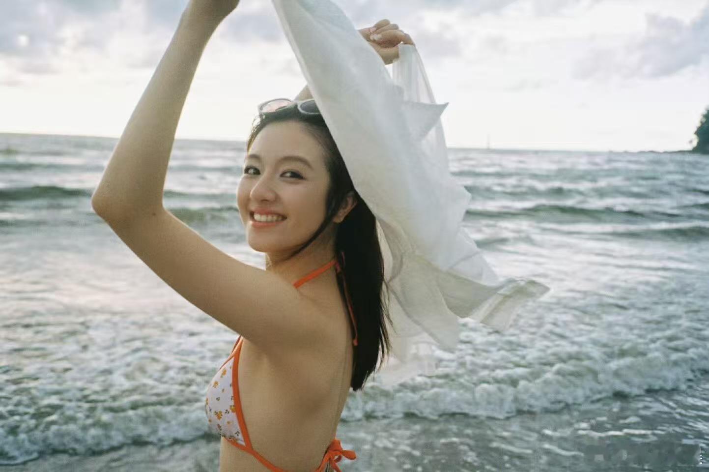 李兰迪活人感李兰迪海边度假照李兰迪海边度假照，好美，[抓狂][抓狂] ​​​