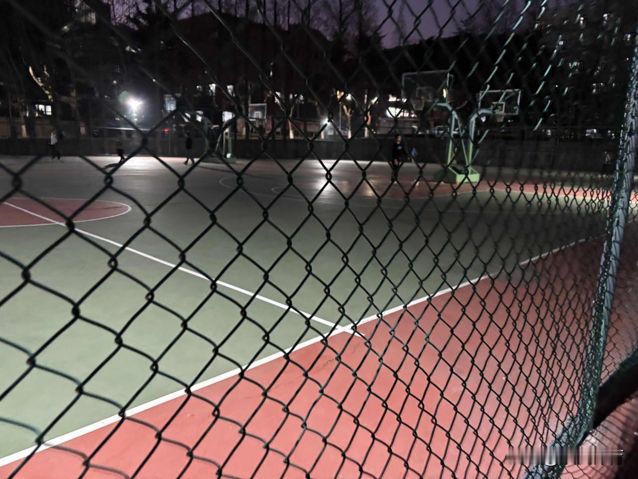 分享我这周有趣的事：下班去打打篮球，回去边吃边看球应该是非常快乐的