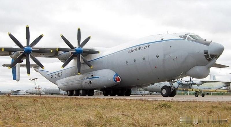 安-22运输机的研发工作安东诺夫设计局开始于1960年，当时，在安东诺夫设计局内